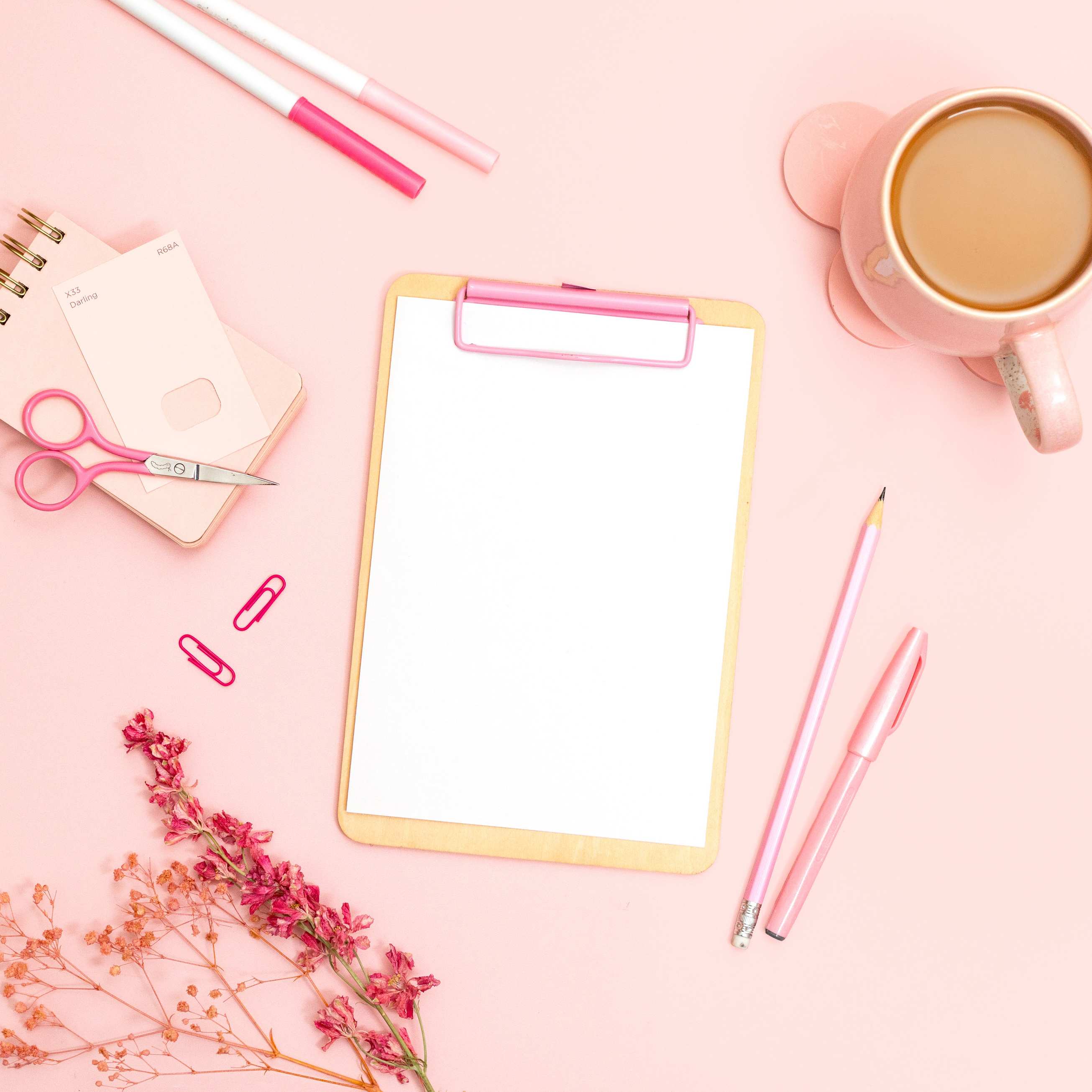 Checkliste und Büromaterial von oben auf dem Schreibtisch